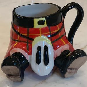 Scottish Mug Reveals What’s Under Kilt